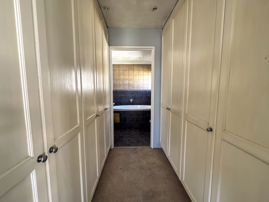 To Let 5 Bedroom Property for Rent in Paradise Beach Western Cape